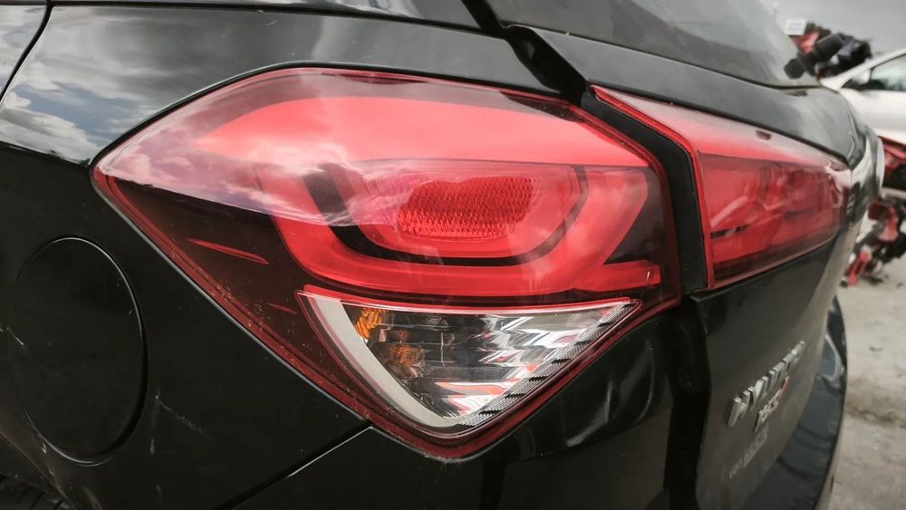 HYUNDAI I20 II HB 5D 16r LAMPA W BŁOTNIK LEWY TYŁ TYLNA