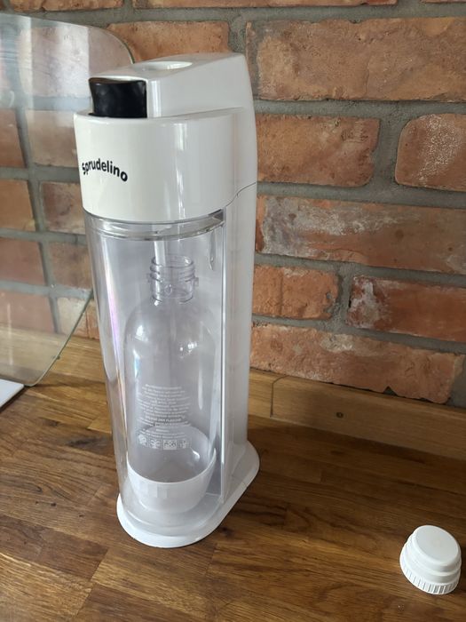 Urzadzenie do sodastrem sprudelino