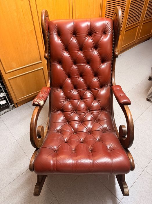 Fire sale: Cadeira de baloiço clássica em pele (estilo chesterfield)