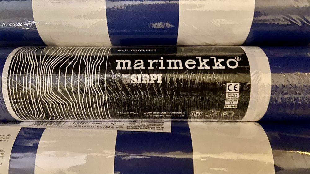 Papel de parede às riscas azul forte