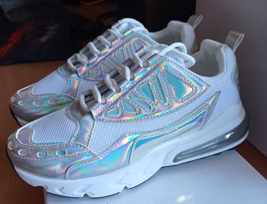 Продам жіночі кросівки