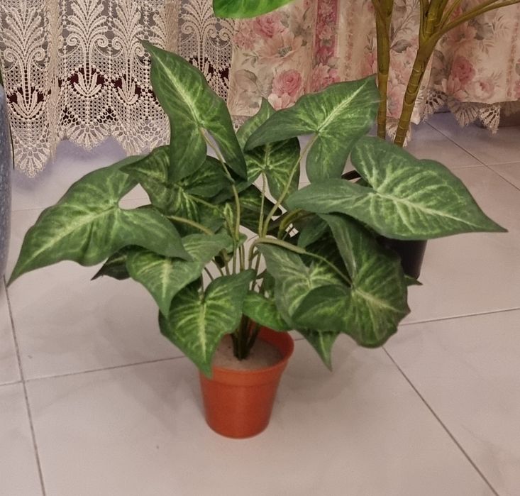 Flores artificiais e pote