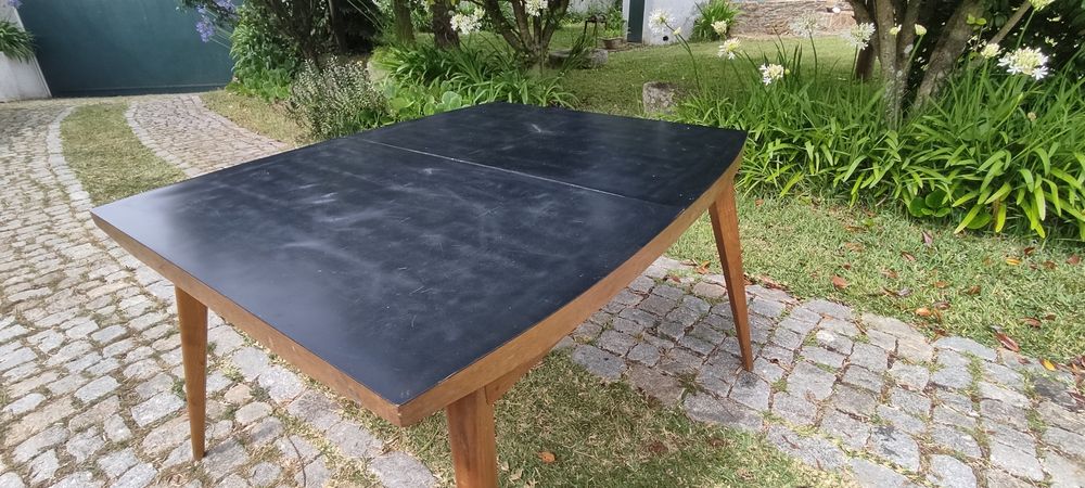 Mesa em madeira com tampo preto (fixo)