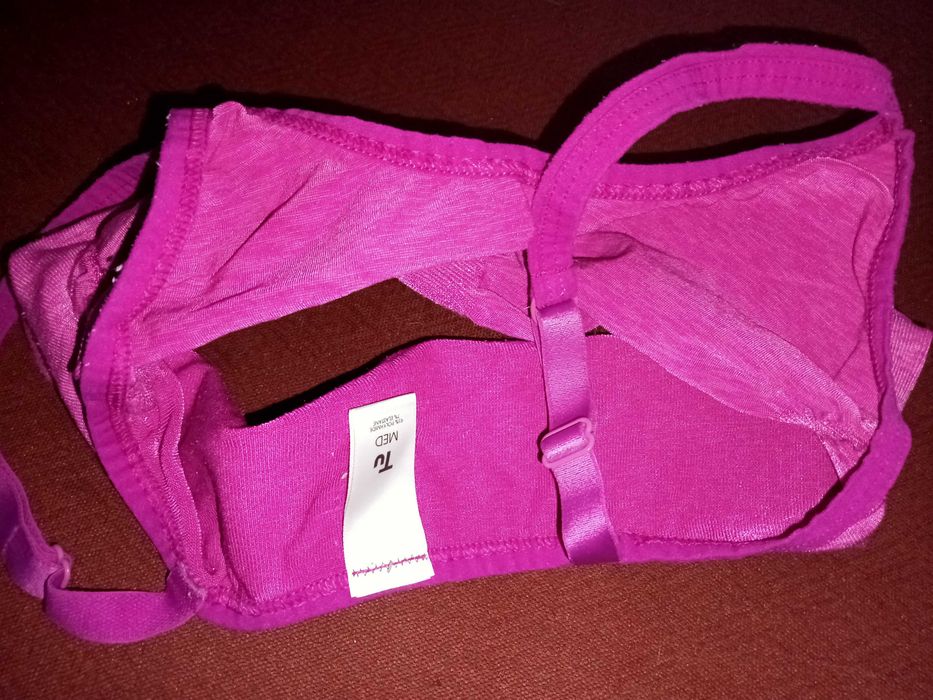 Biustonosz dziewczęcy.