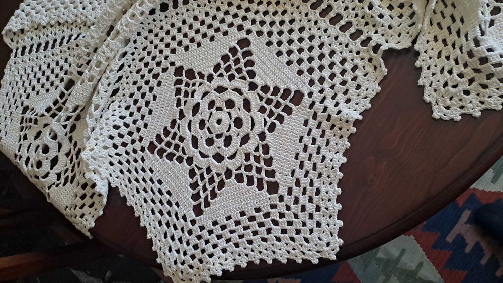 Toalha em renda grossa para mesa de camilha