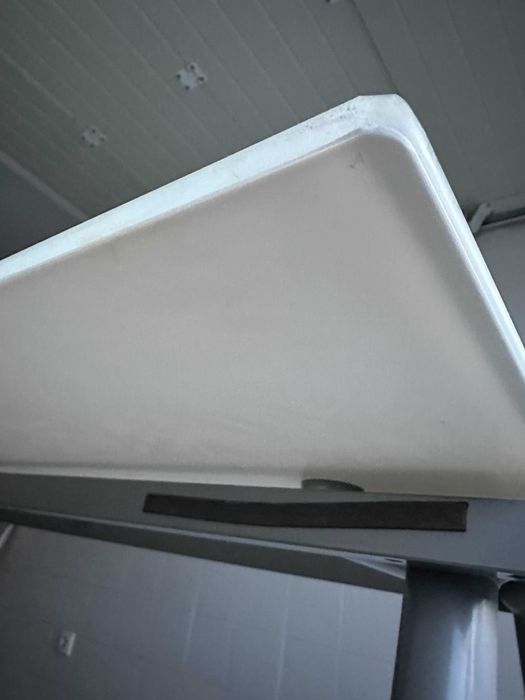 mesa tampo vidro e pernas regulaveis em altura