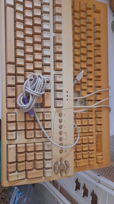 1 Teclado vintage com ficha DIN + 1 Ultra Compac / PEÇAS