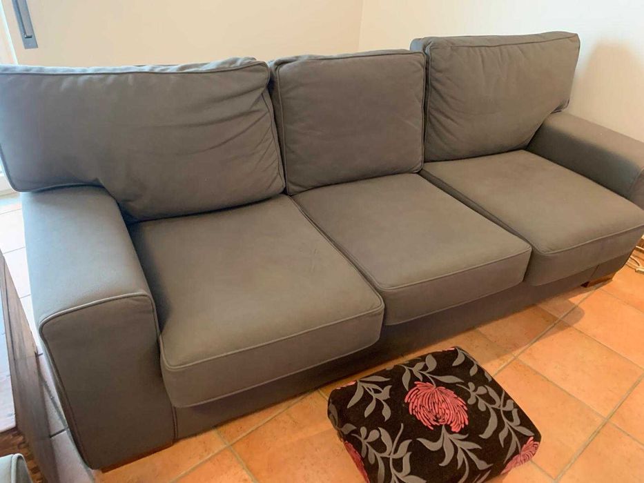 Sofás de Sala, 3 e 2 corpos. Estofado de novo em Pele muito bonita.