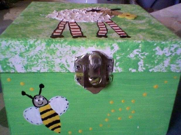 Caixa de criança, pintada à mão.peça única