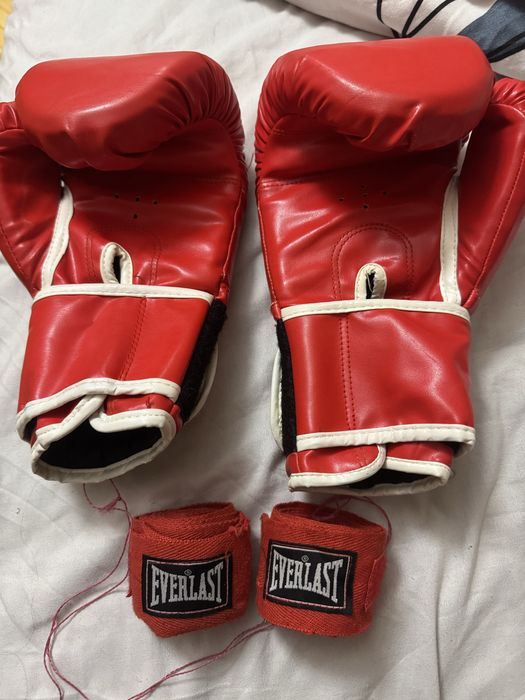 красные боксёрские перчатки и бинты бренда Everlast