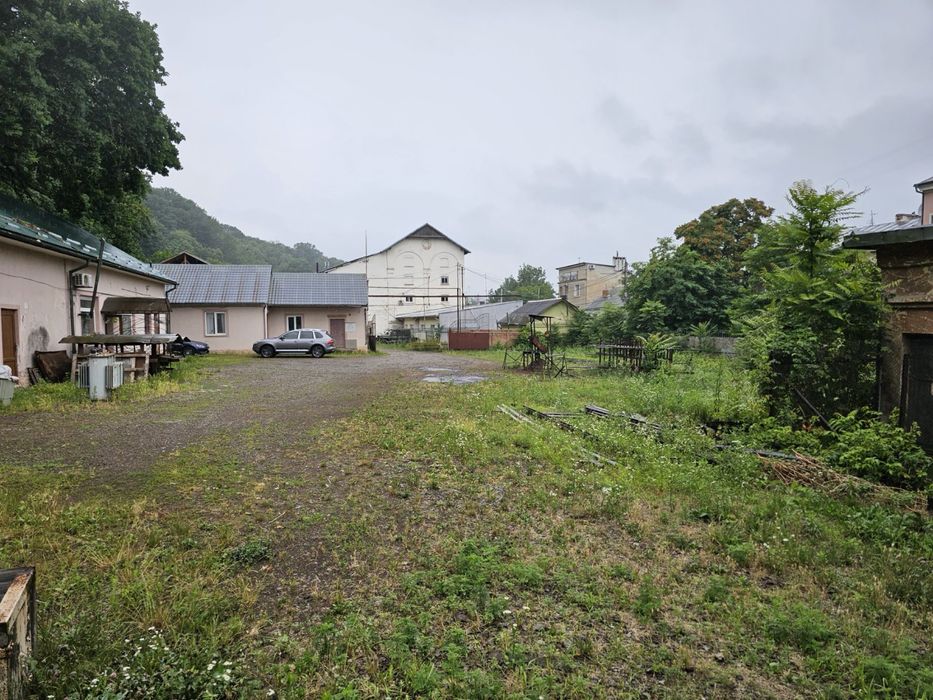 Приміщення із ділянкою в центрі міста