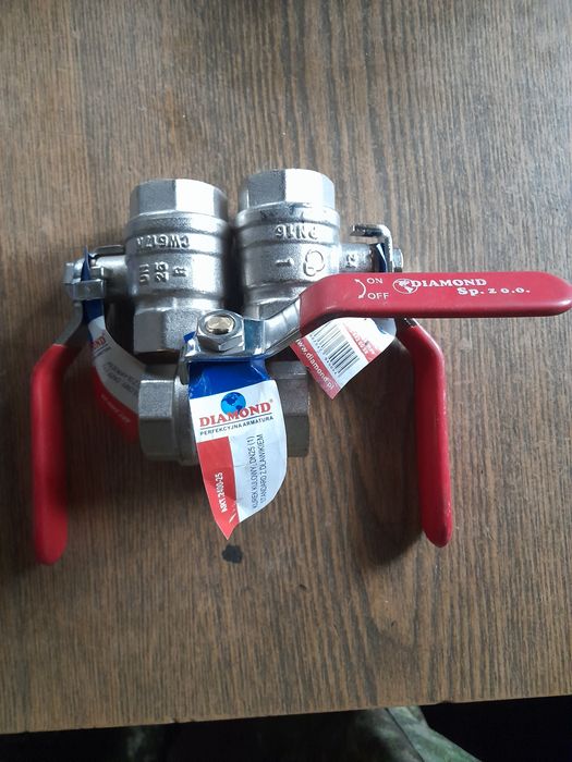 Крани для води нові.