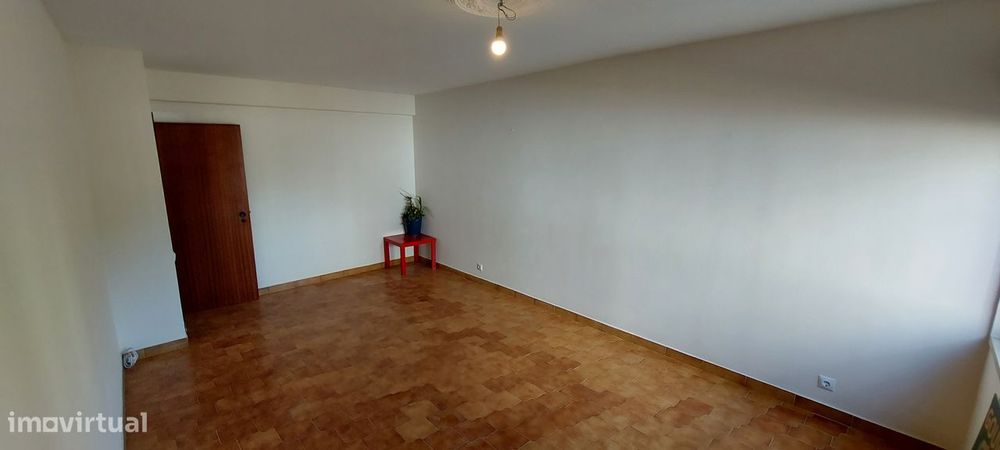 Apartamento T2 em Sintra, Rio de Mouro, pronto a habitar