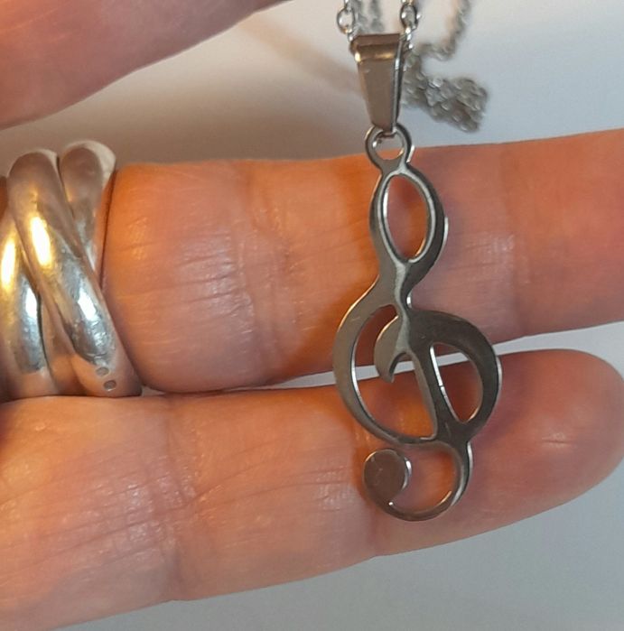 Colar com clave de sol.