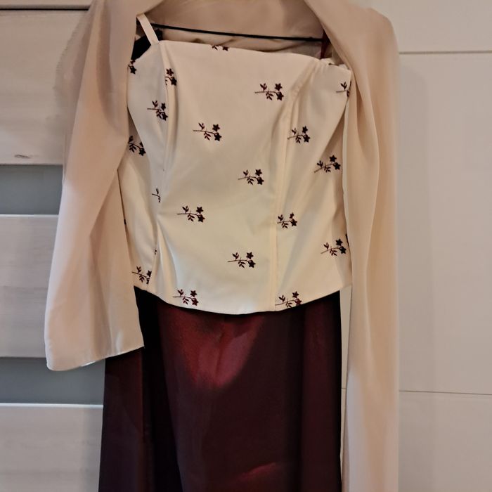 Elegancka sukienka z gorsetem i szalem 36