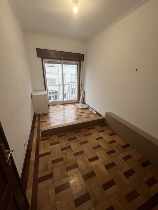 Quarto com Varanda prox. Metro Casa Da Musica