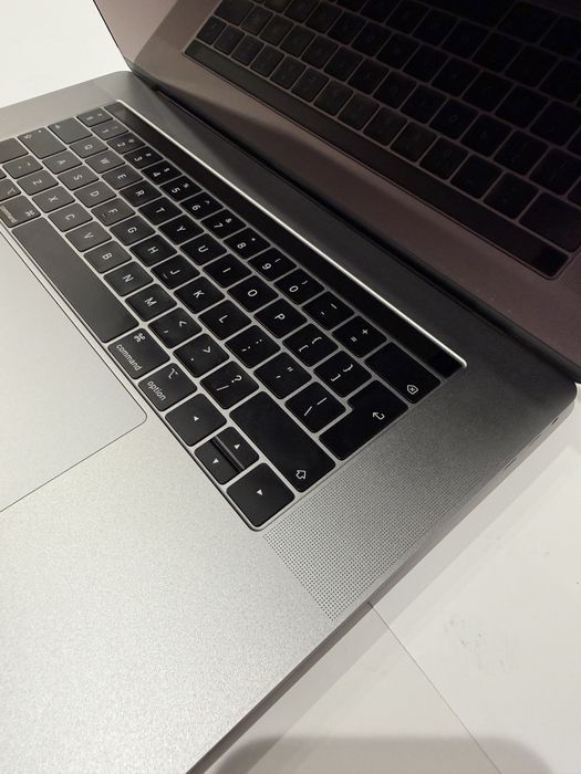 MacBook pro 15’ i7 16 GB 320 cykli