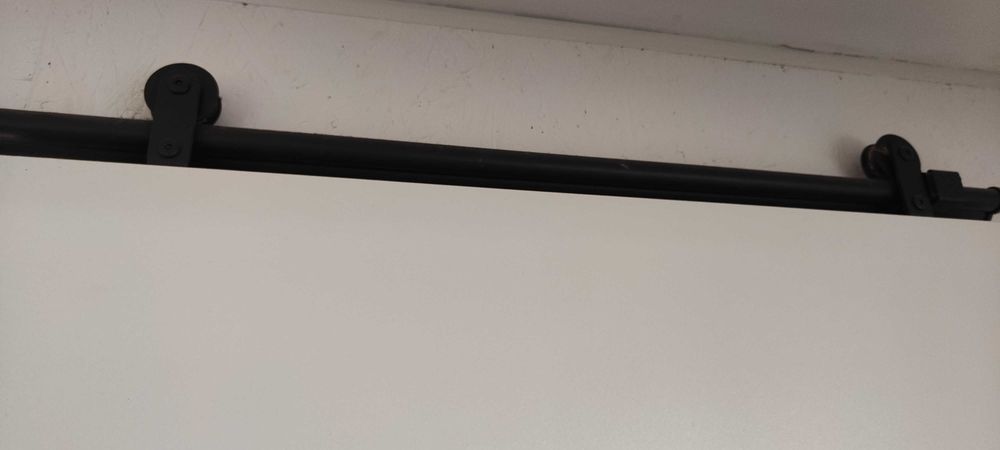 Drzwi przesuwne razem z systemem przesuwu.