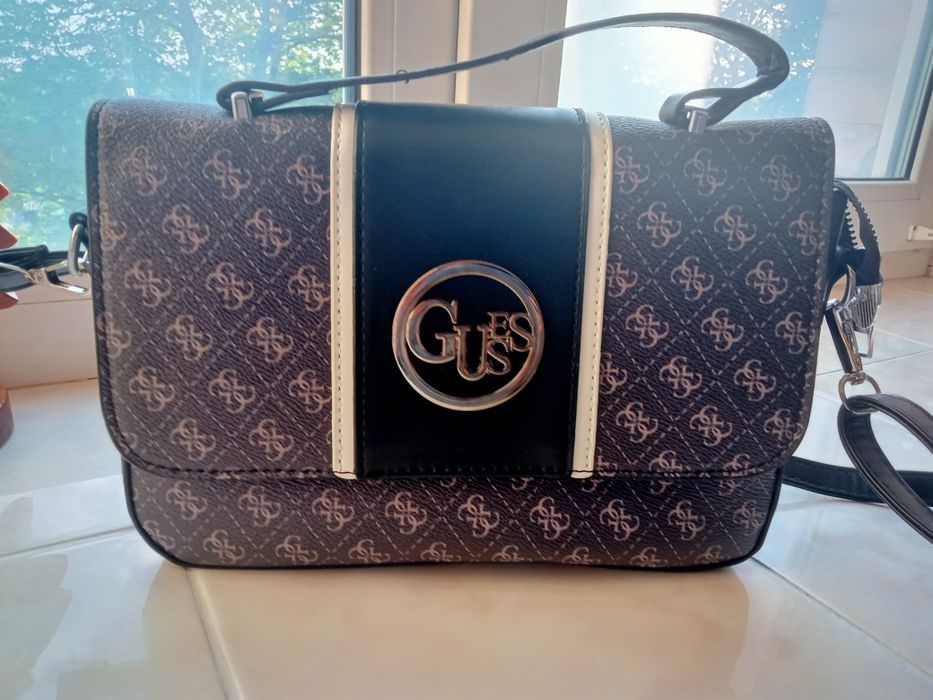 Сумка  жіноча чорна повсякденна стильна каркасна з тисненням Guess