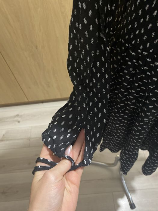 Sukienka zwiewna s we wzorki długi rękaw falbanki