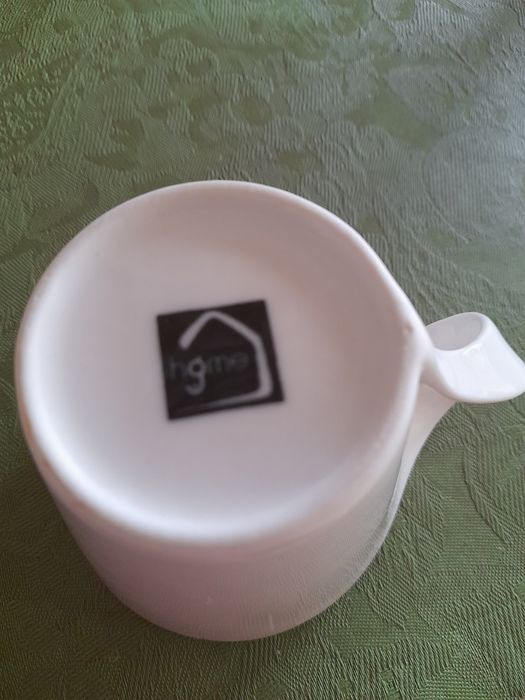 Chávenas com respetivos pratos design moderno