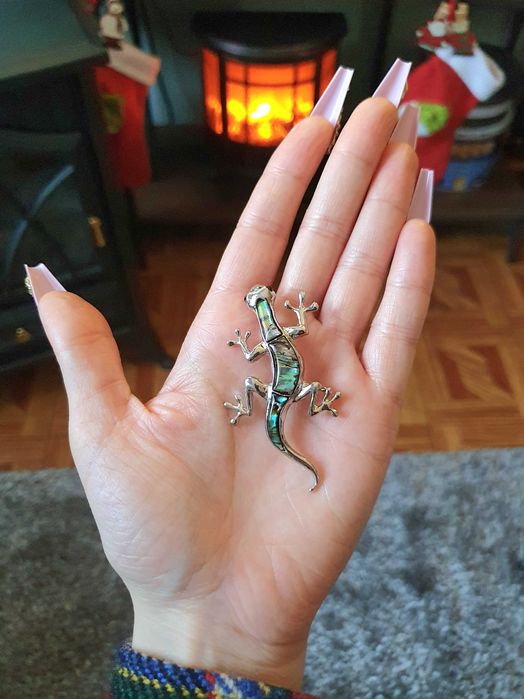 Broche / pregadeira / alfinete de peito lagarto com concha