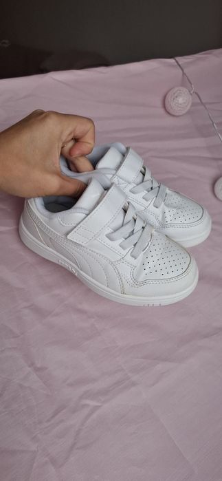 Дитячі білі кросівки Puma
