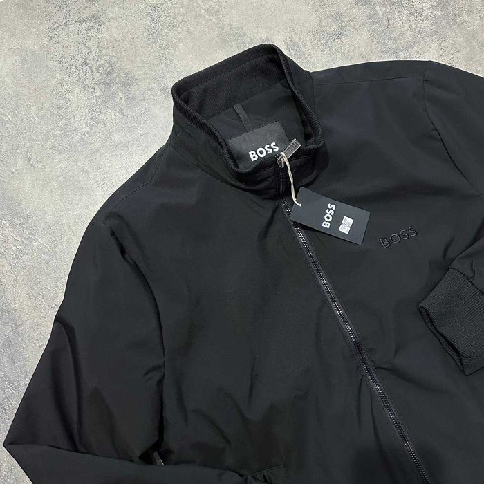 Якісна чоловіча вітрвока HUGO BOSS(розмір-XL)
