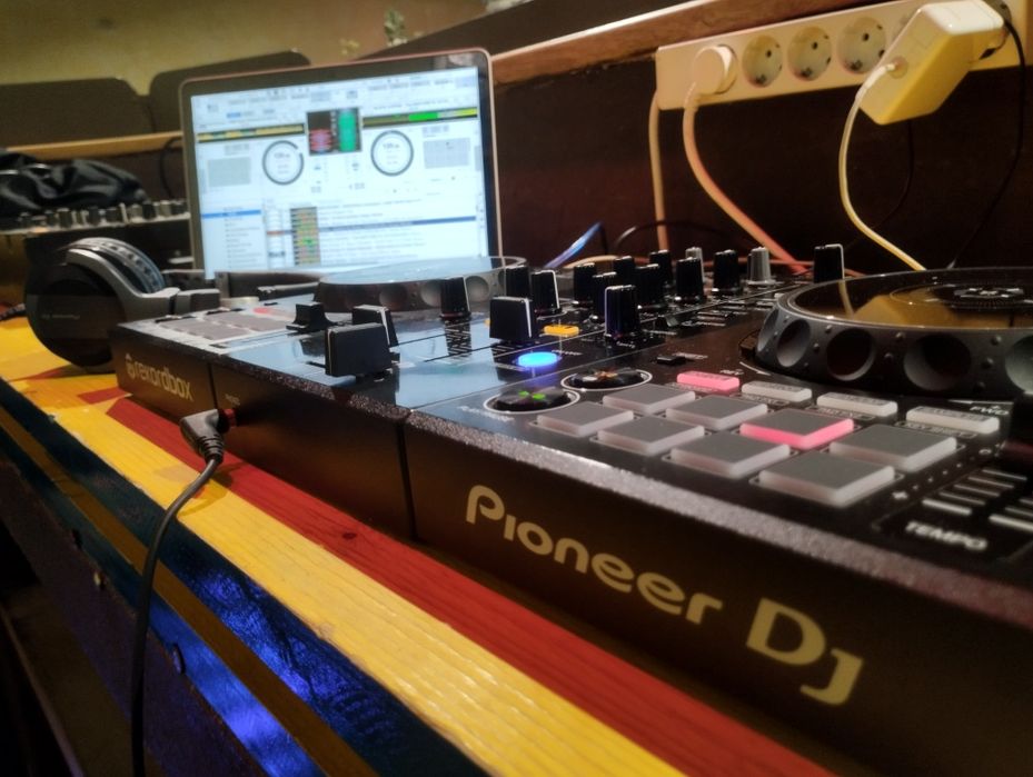 Controlador de DJ Pioneer DDJ 400
