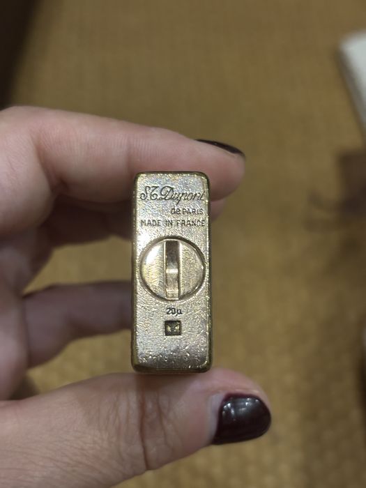 Vendo isqueiro de luxo vintage S.T. Dupont Paris, modelo clássico Ligne 1 com o icónico padrão guilloché de linhas verticais caneladas.