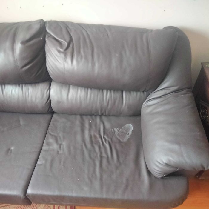 Sofá/cama em couro mais duas arcas (para desocupar)