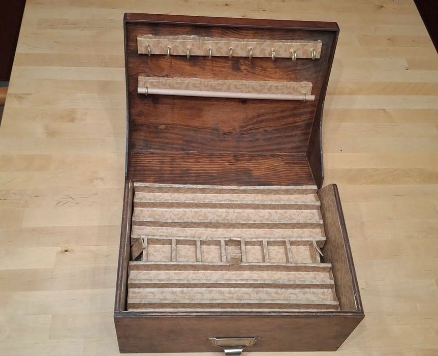 Caixa de joias- adaptacão de uma Antiga caixa de arquivo em madeira,