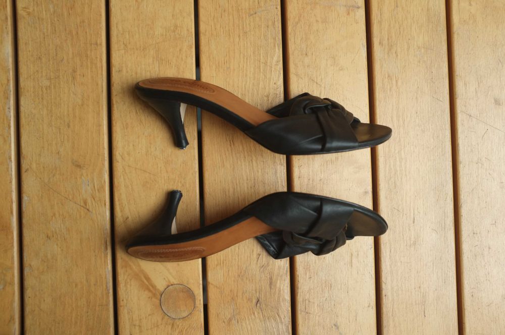 czarne skórzane luksusowe szpilki klapki sandały Corso Como szpilki 39