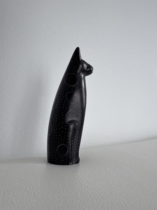 Figurka kota z kamienia , porcelany