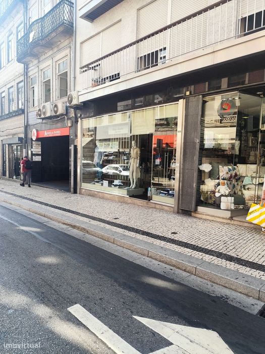 Trespasse de loja na baixa do Porto com 50m+10m2  (mercado do Bolhão)