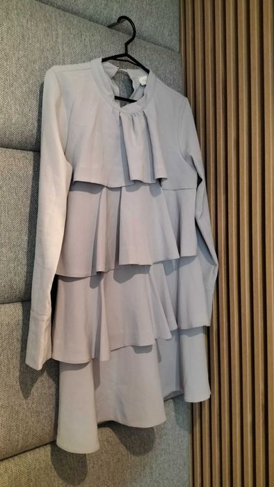 Szara sukienka falbany 40