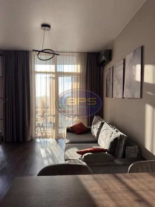 Простора квартира 67 м² у ЖК «Олімпійський» з видом на парк