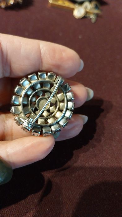 Alfinete de peito em cristais