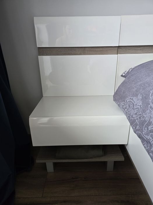 Łóżko sypialniane i szafki nocne