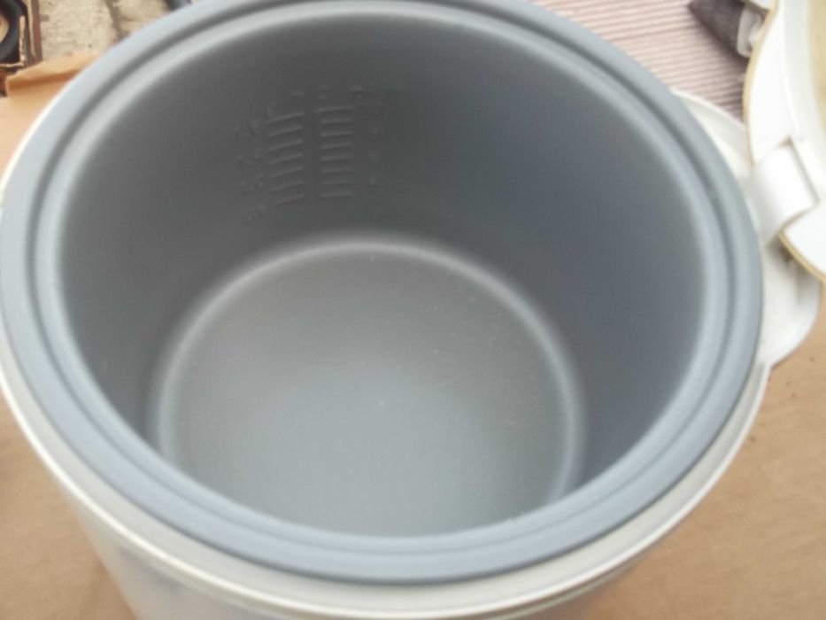 Garnek elektryczny Hitachi sprawny