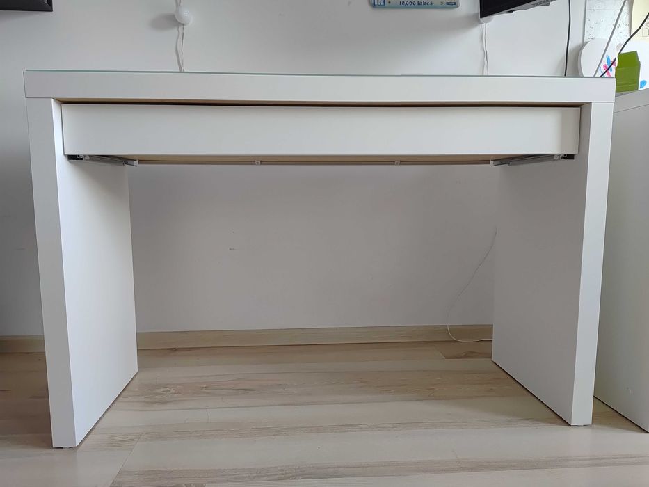 Toaletka biała z szufladą i szklanym blatem