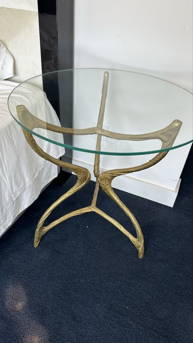 Mesa de Apoio Área Store – Base Dourada Escultural com Vidro