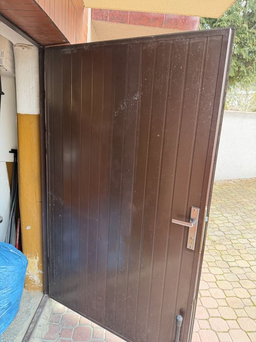 Drzwi garazowe do domontarzu