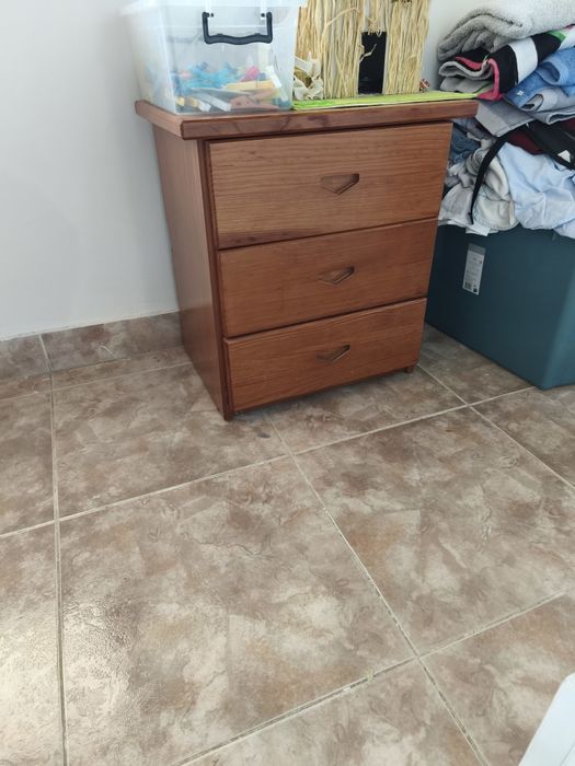 Beliche, cómoda e mesas cabeceira...