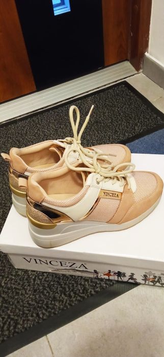 Buty dla dziewczyny na koturnie.