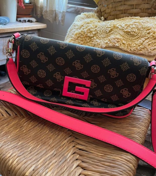 Mala Guess com logo e G e alça a rosa fúcsia