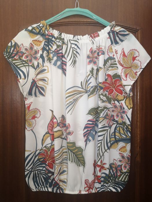 Blusa com motivos florais