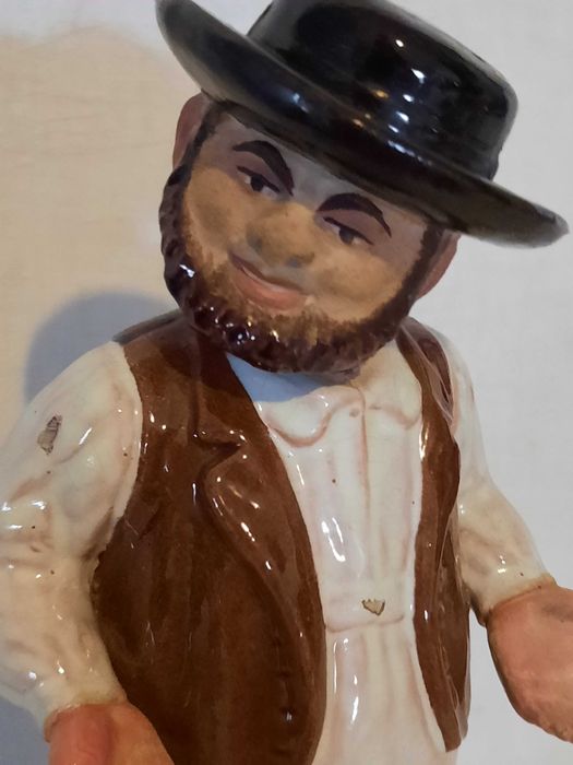 Zé Povinho figura de movimento em faiança das Caldas