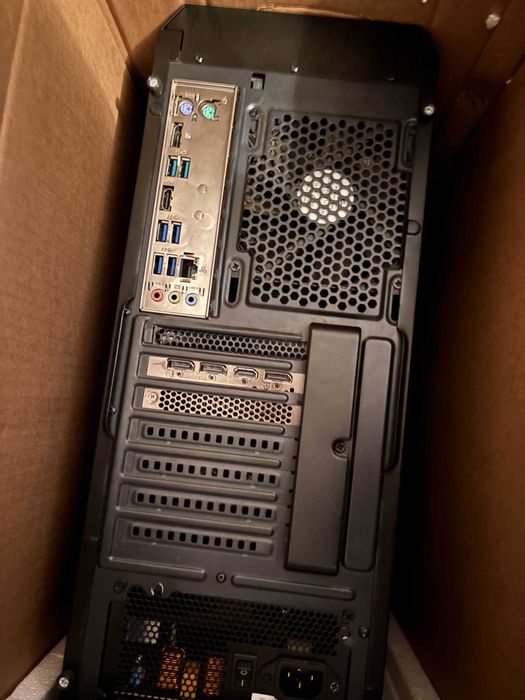 Komputer stacjonarny i5 8400, RX 6650 XT, 24 GB RAM, SSD 970 EVO + HDD