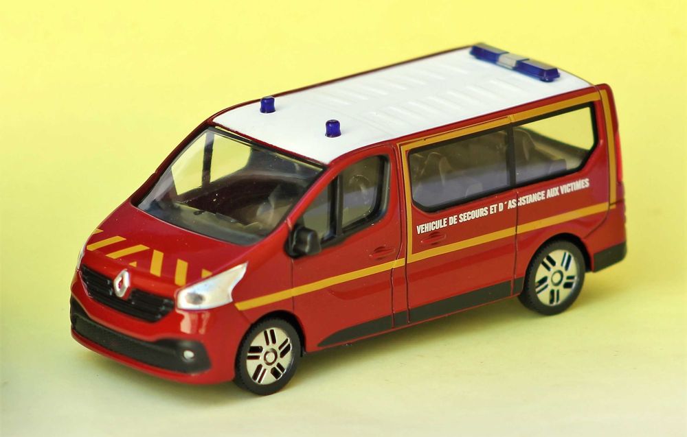 Miniatura Renault Trafic Ambulância VSAV Bombeiros 1/43 Mondo Motors